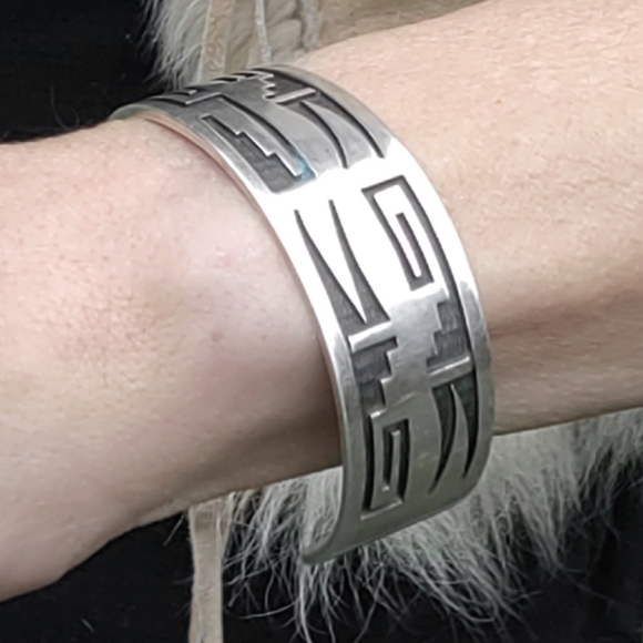 Vintage Signed Elgene Sehongva Hopi Sterling Silver Cuff Bracelet - Picture 4 of 8